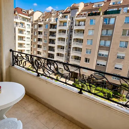 Lejlighed 1br W/ Pools & Free Parking | Walk To